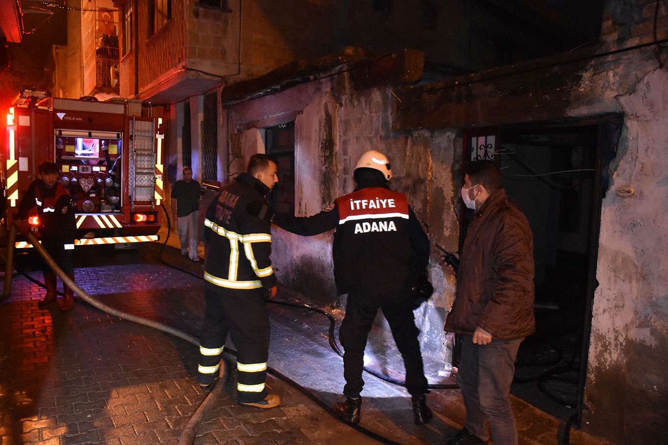 Metruk evde çıkan yangında bir kişi hayatını kaybetti
